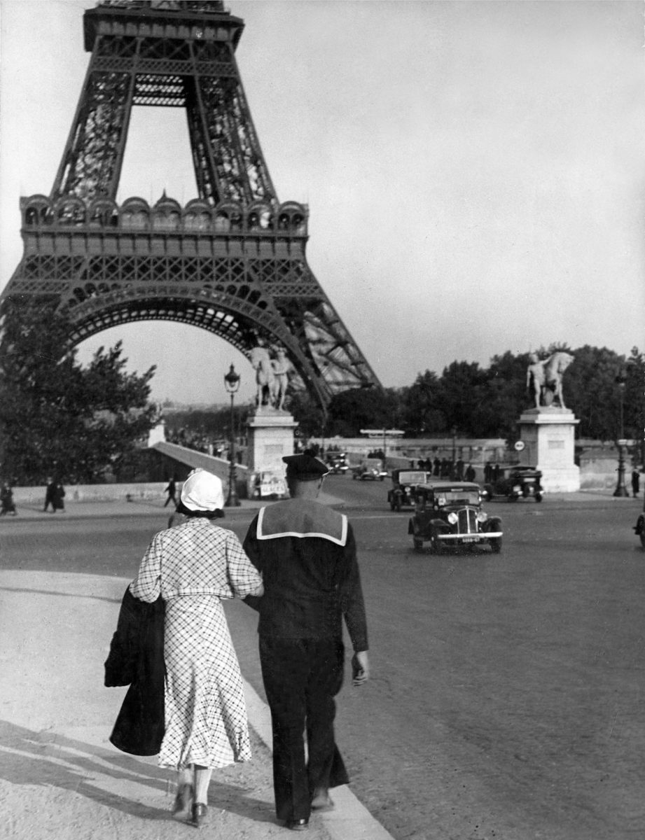 Couple avec matelot, Pont de la Tour Eiffel ca.1932