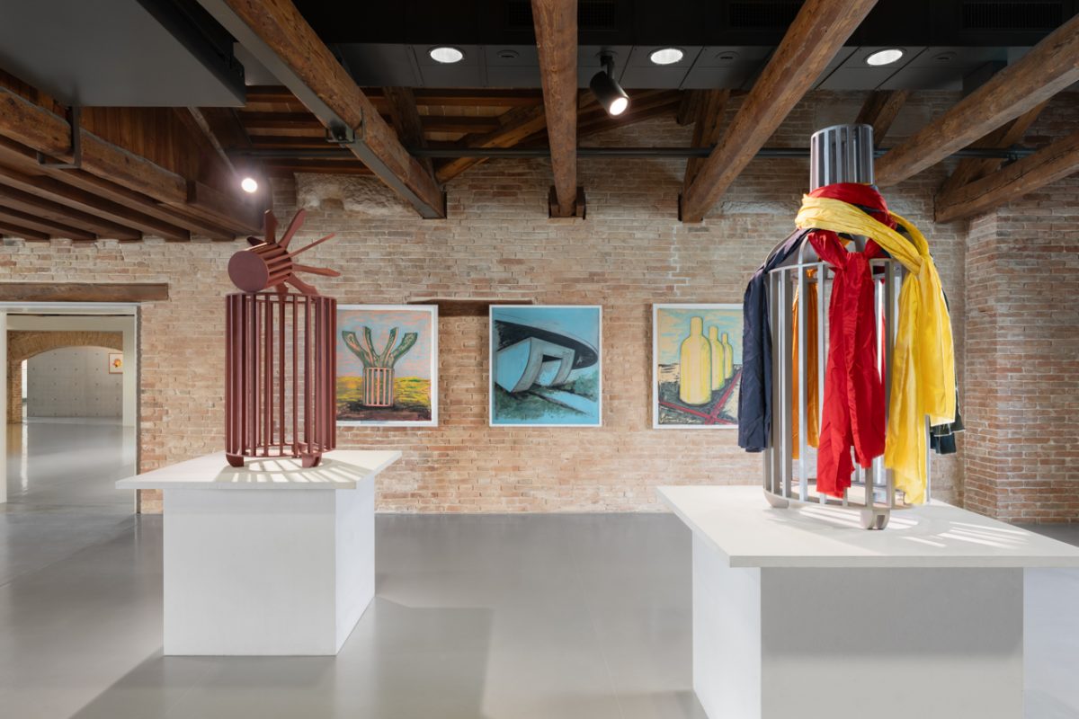 Thomas Schütte, Glass: You No. 24, 2018, Pinault Collection; Glass: Me No. 33, 2018, collection of the artist; Fleurs pour M. Duchamp, 2002, collection of the artist. Installation view, “Thomas Schütte. Genealogies”, 2025, Punta della Dogana, Venezia. Ph. Marco Cappelletti © Palazzo Grassi - Pinault Collection © Thomas Schütte, by SIAE 2025
