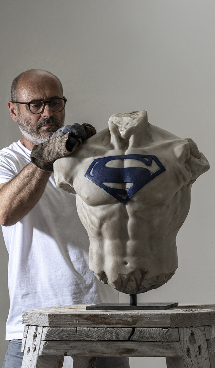 Filippo_Tincolini_nel_suo_studio_Carrara_2024_Courtesy Filippo Tincolini Studio_Ph_Laura_Veschi_DSF4739