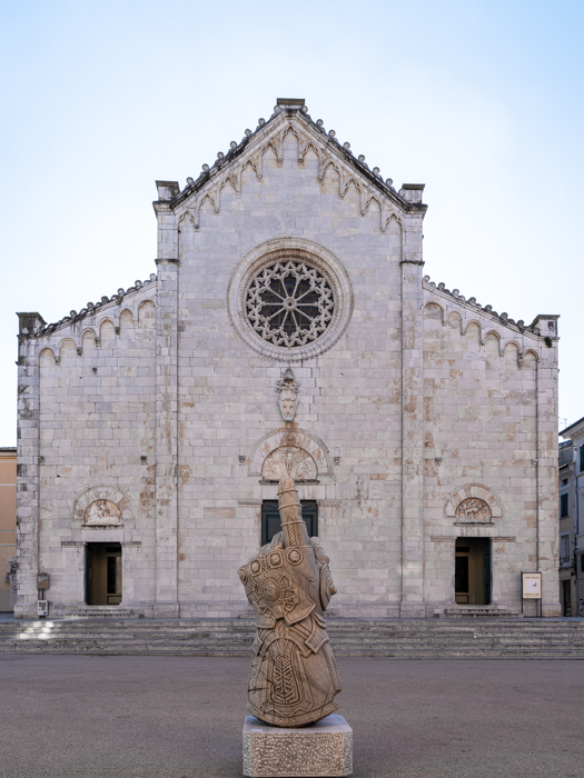 Hand_of_justice_97x86x245_Bianco_Carrara_Patinato_Piazza_Duomo_Pietrasanta_ph_Laura_Veschi_DSF4638_1