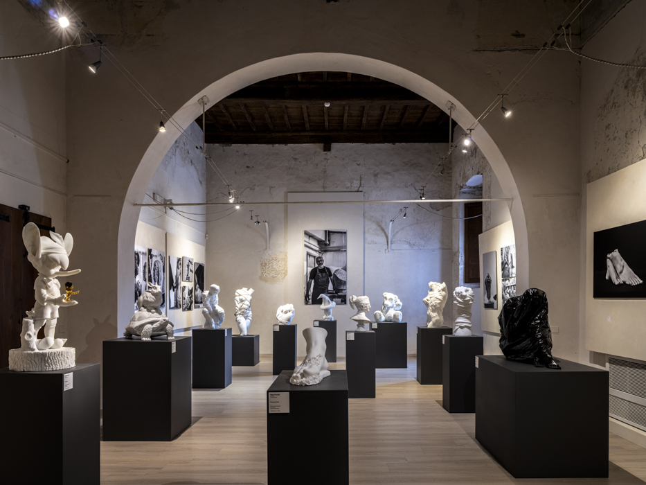 Installation views: Sala Putti, Human Connections, Pietrasanta. Courtesy of Filippo Tincolini Studio, Ph Laura Veschi