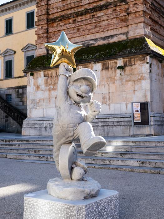 Mario_Bross_75x102_180_Bianco_Carrara_Piazza_Duomo_Pietrasanta_Human_Connections_Filippo Tincolini_Foto Laura Veschi
