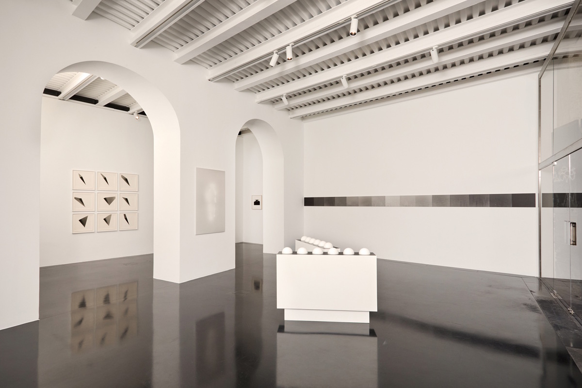 rhinoceros gallery x Bigaignon, Sotto la luce 1-3 ©Simon d’Exea