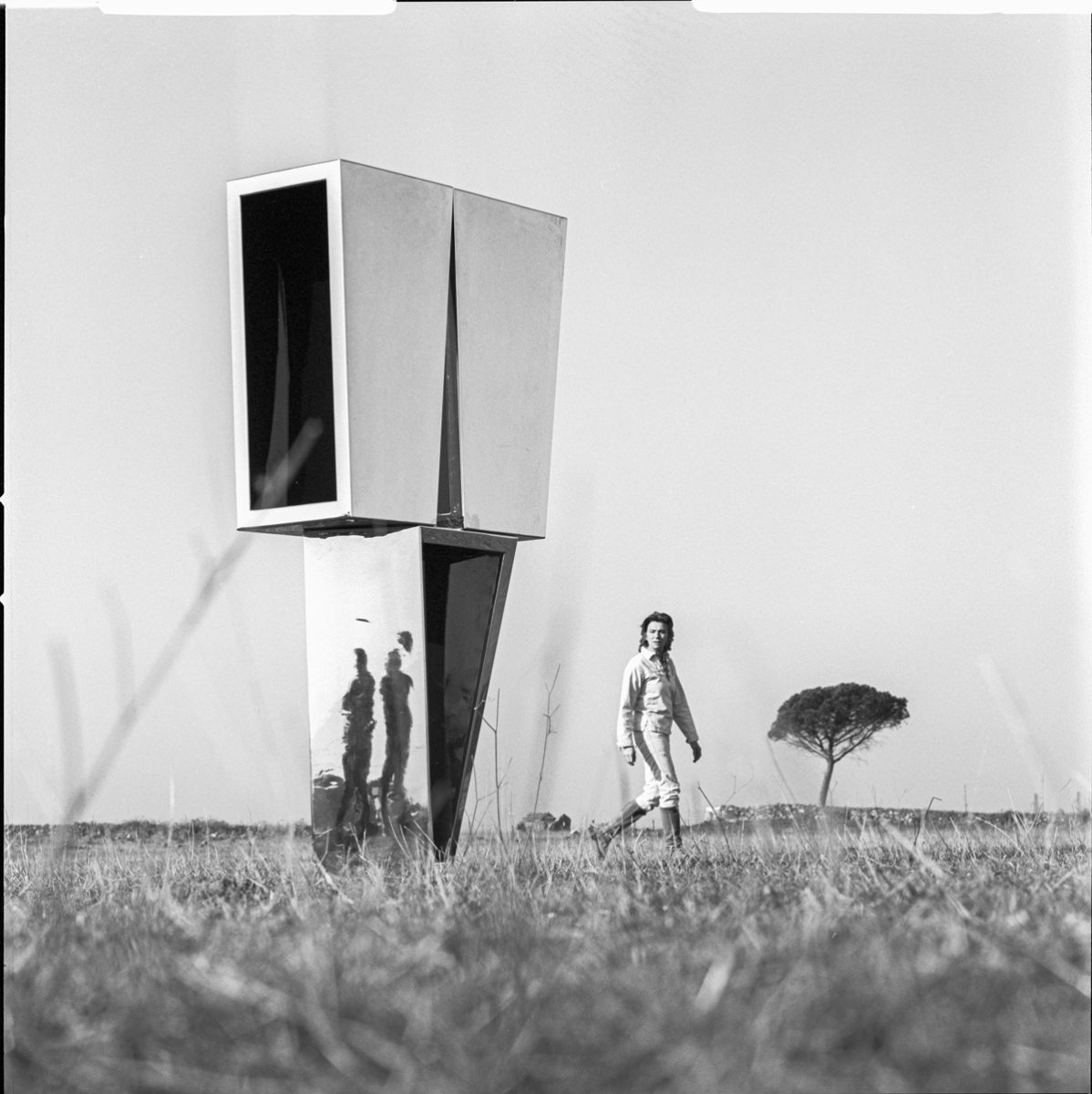 Beverly Pepper con Virgo Rectangle Twist, 1968-1969, Appia Antica, Roma. Courtesy Fondazione Progetti Beverly Pepper, Todi