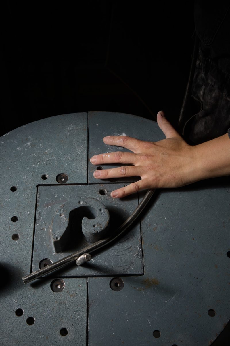 Anne-Cécile Surga all_opera nel suo studio. Crediti Fotografici_ Daniele Cortese