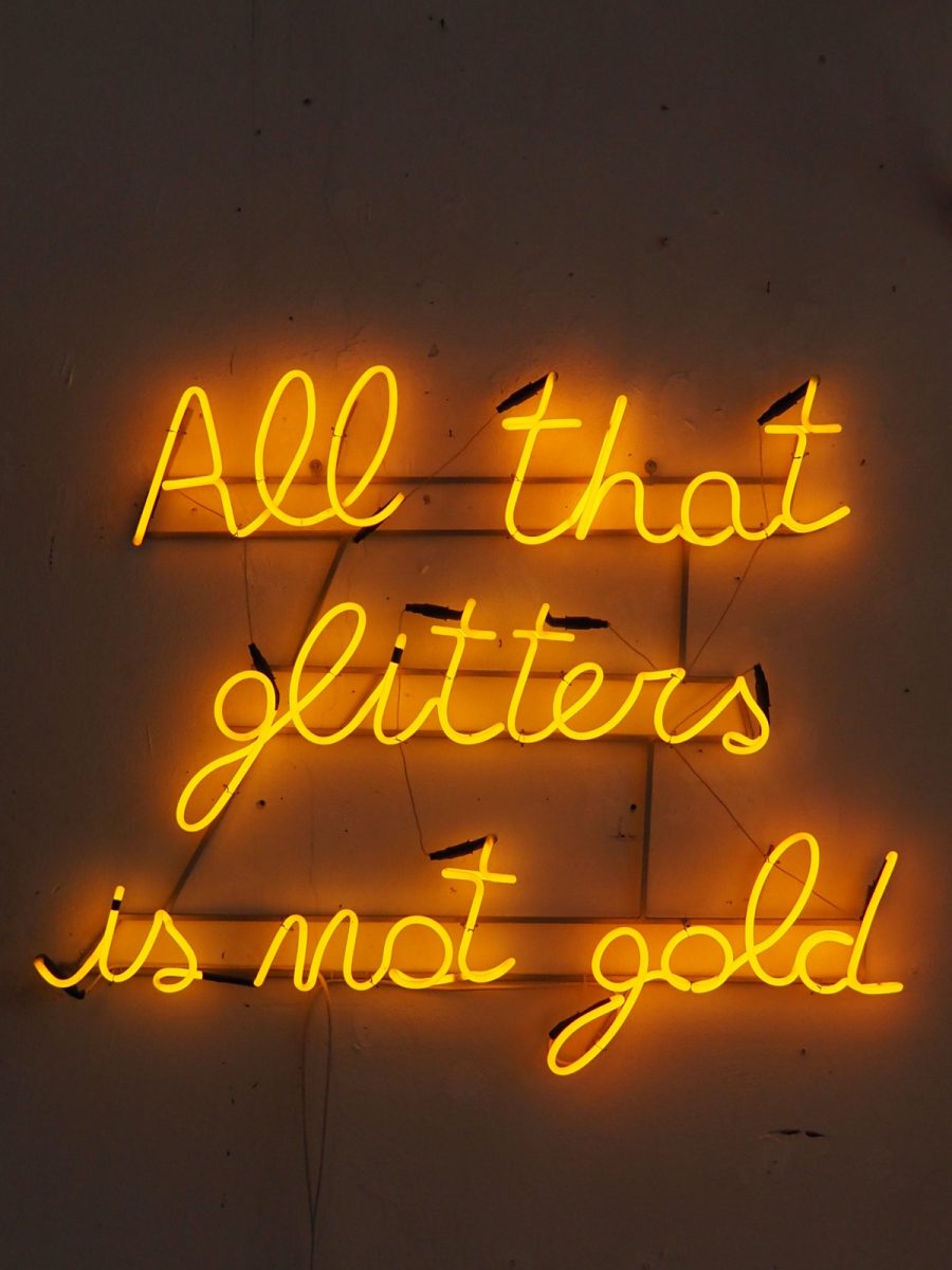 Fabrizio Dusi, All that glitters is not gold, 2023, neon giallo, 112 x 120 cm, Courtesy l’artista