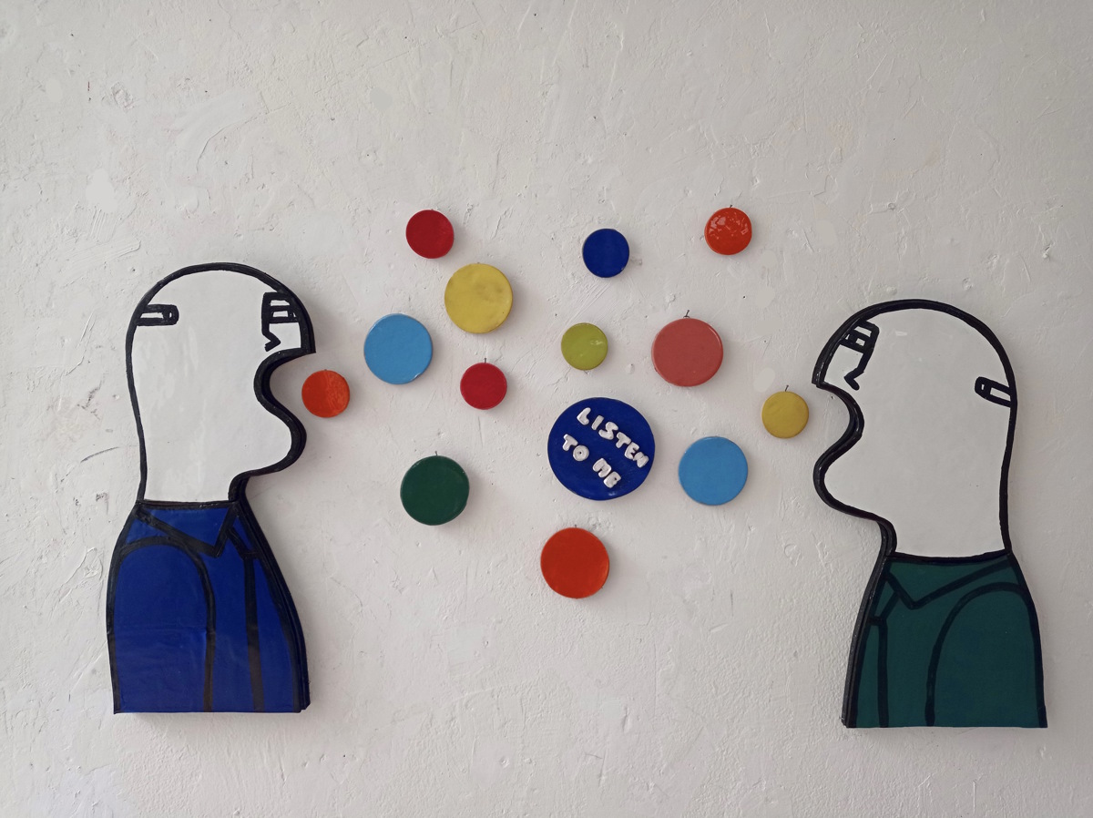 Fabrizio Dusi, Classic Family for La Galleria BPER Banca, 2023, ceramica smaltata e dipinta montata su base in legno sagomato, 60 x 30 cm cad. personaggio, diametro bolle 5 o 9 cm, Courtesy l’artista