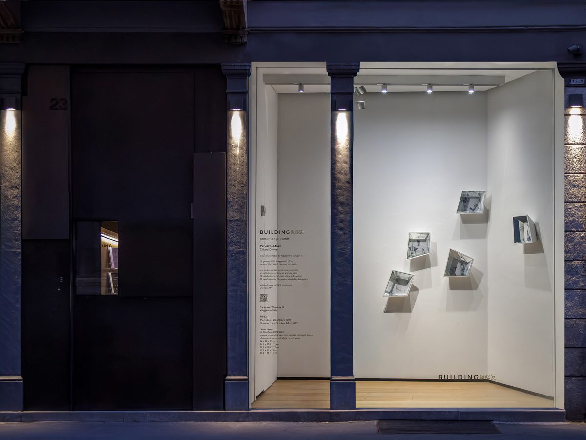 Installation view, Private Atlas, Chiara Dynys, Capitolo III - Viaggio in Italia, 10/12. La Blancheur (2020/2024), BUILDING BOX, Milano, ph. Tatiana Russi Soto