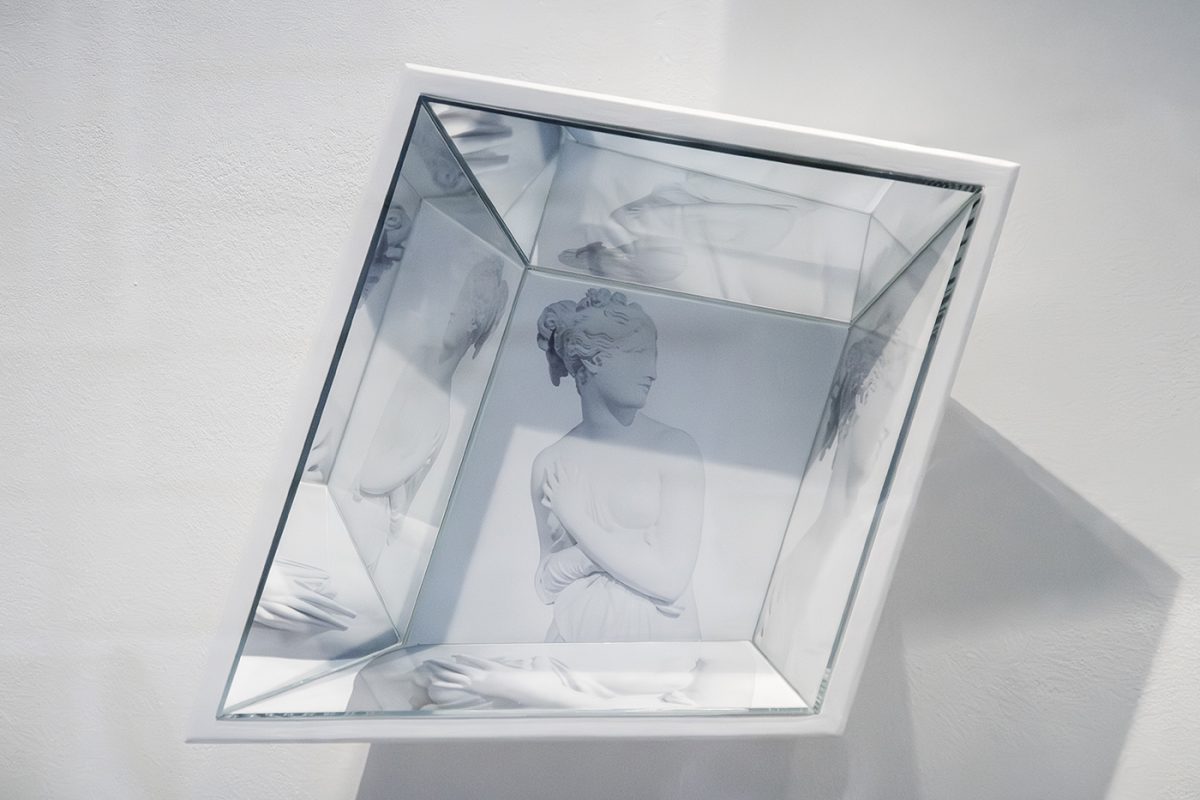 Chiara Dynys, La Blancheur, 2020/2024, stampa fotografica, specchio, cristallo ultralight, legno, installazione composta da cinque opere, 36,5 x 31,5 x 11 cm, ph. Tatiana Russi Soto