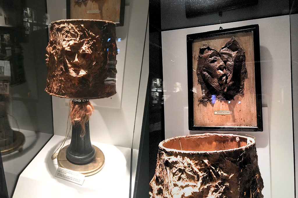 Riproduzione lampada e facce in pelle umana come ritrovate nell'abitazione di Ed Gein - Murders Exhibition. Credits: Nicol Russo