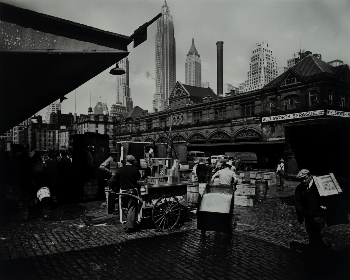 Berenice Abbott (1898 - 1991) Fulton Street Fish Market, New York, 1935/1936 Stampa successiva alla gelatina ai sali d'argento cm 47,5 x 59 (cm 76 x 91,5 cartoncino) Firmata a matita al recto del cartoncino con timbro del fotografo al verso Opera in cornice