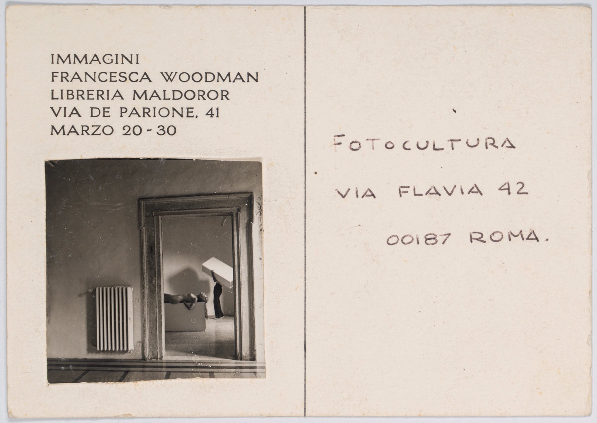 Francesca Woodman (1958 - 1981) Senza titolo, Roma, (Postcard invito alla mostra "Immagini"), 1977/1978 Stampa vintage a contatto alla gelatina ai sali d'argento applicata a cartolina d'invito cm 5,6 x 5,5 (10,4 x 14,8 cartolina) Opera in cornice