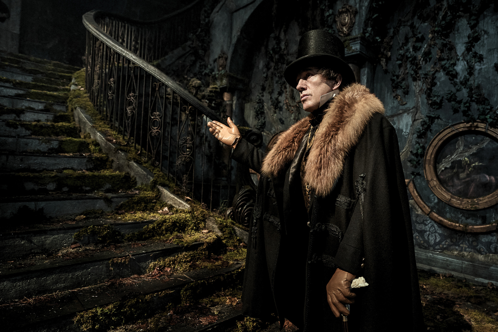 Christoph Waltz in FRANKENSTEIN di Guillermo del Toro - Credits: Netflix