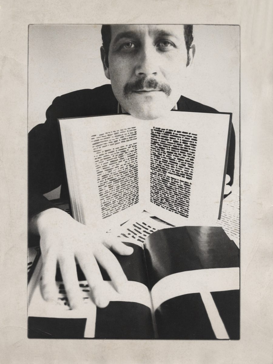 Emilio Isgrò, 1968. Photo credits Ferdinando Scianna. Courtesy Archivio Emilio Isgrò