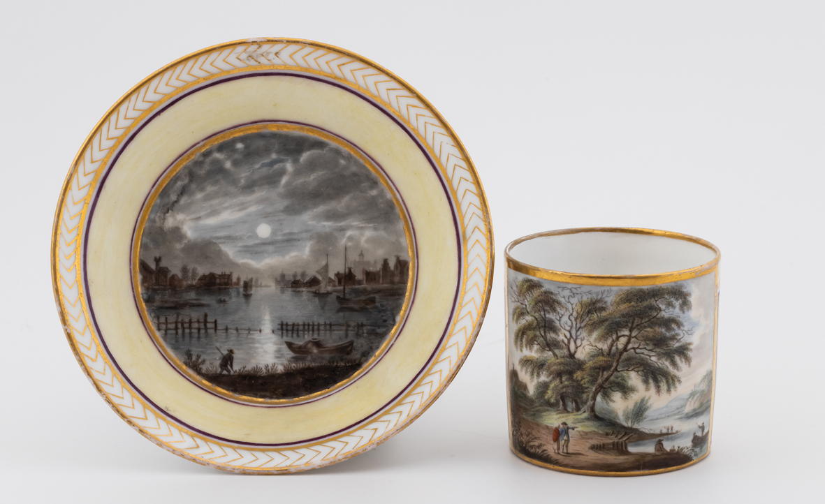 Tazza litron, con piattino, con paesaggi lacustri; dorature Manifattura di Gotha, 1790-1795 ca. Foto Kajetan Kravos.