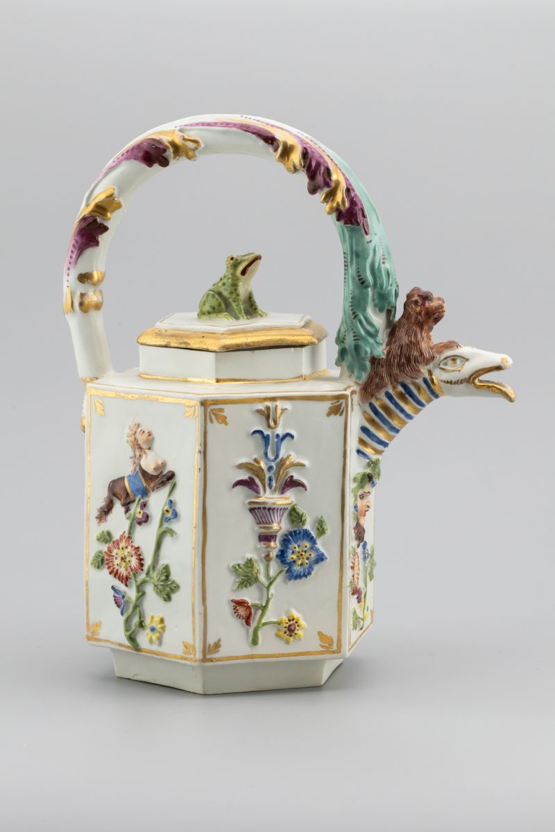 Teiera esagonale con decoro floreale policromo a bassorilievo, mascheroni e dorature; presa del coperchio a forma di rana; versatoio a forma di drago, sormontato da un leoncino. Vienna, Manifattura Du Paquier, 1720-1725 ca. Foto Kajetan Kravos.