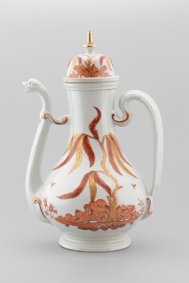 Caffettiera con salice in rosso e oro. Doccia, Manifattura Ginori, 1750-1755. Foto Kajetan Kravos.