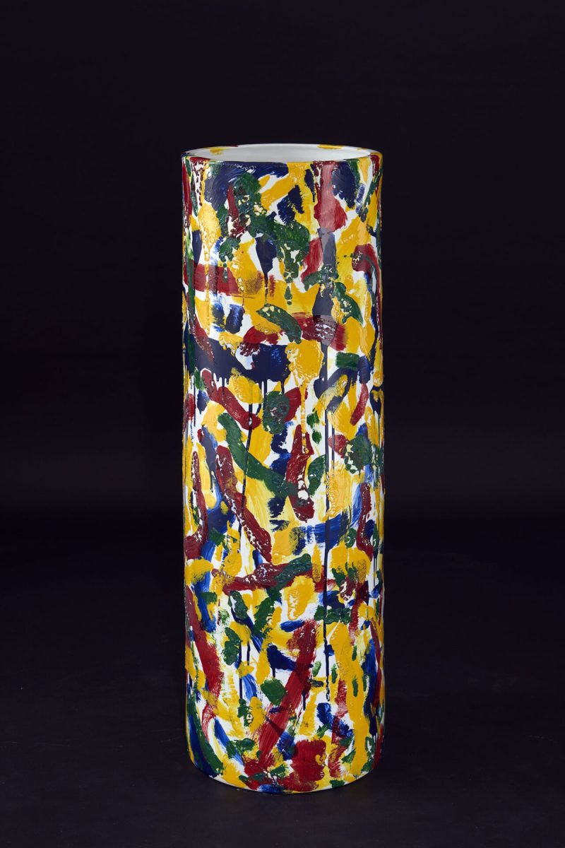 Maurizio Cannavacciuolo, Be Very Happy! Four, 2022, ceramica terzo fuoco, 102x30x30 cm; photo Maria Enqvist Allucinazione