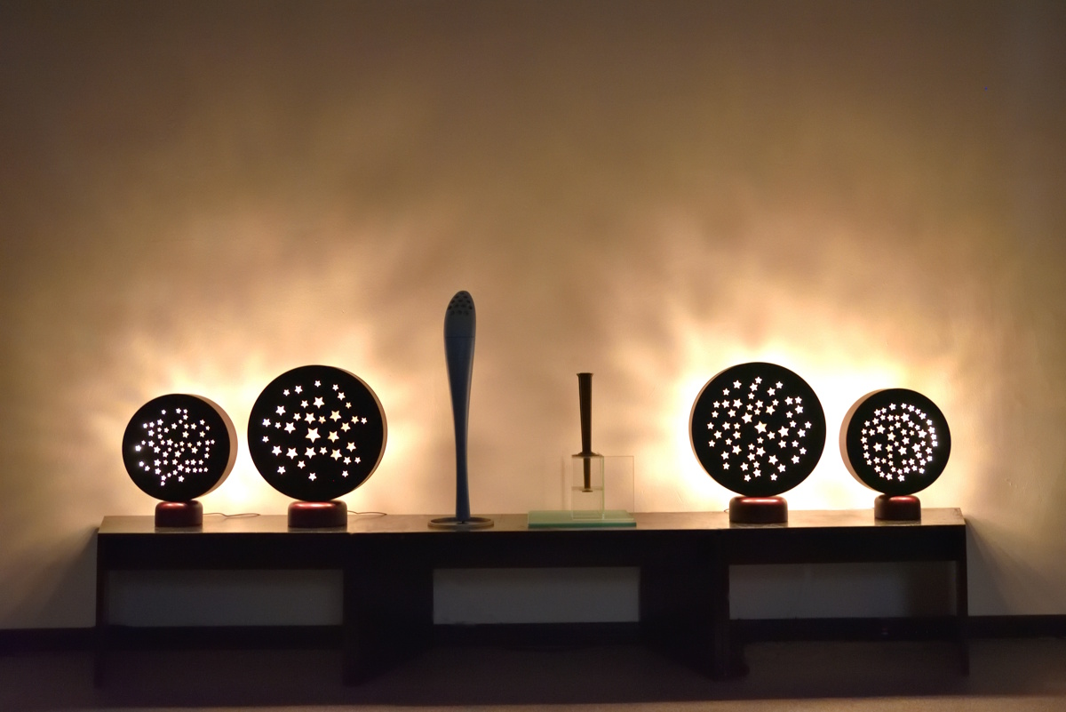 Exhibition View Cortina di Stelle con le opere Braillight Eclisse e le Fiaccole Olimpiche del 2006 e del 1960, Fulvio Morella, 2026, Courtesy Cramum e l'artista._LIGHT