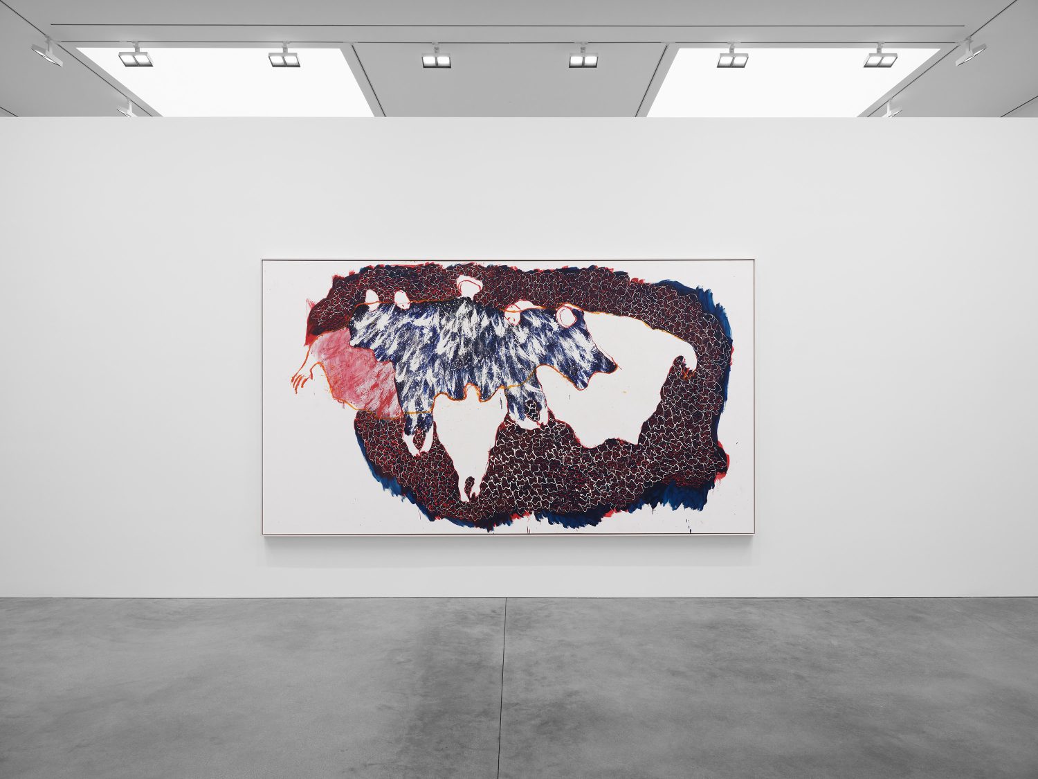 Veduta di installazione di opere di Portia Zvavahera in galleria, con grandi tele dai colori intensi