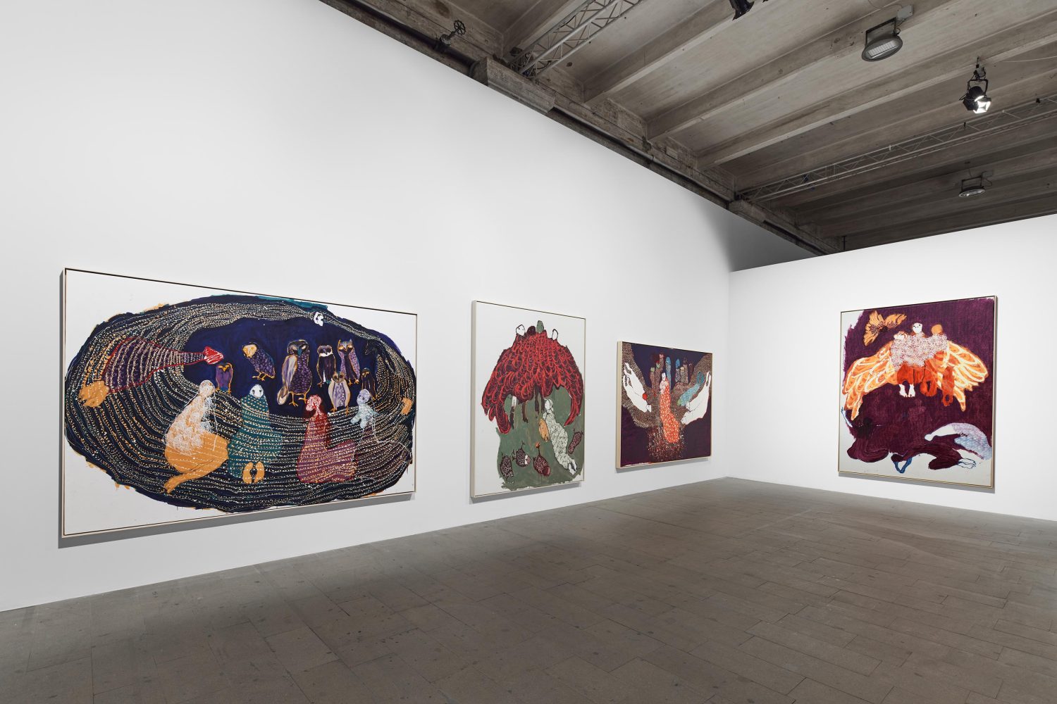 Veduta di installazione di grandi tele di Portia Zvavahera in galleria con colori intensi fondazione memmo