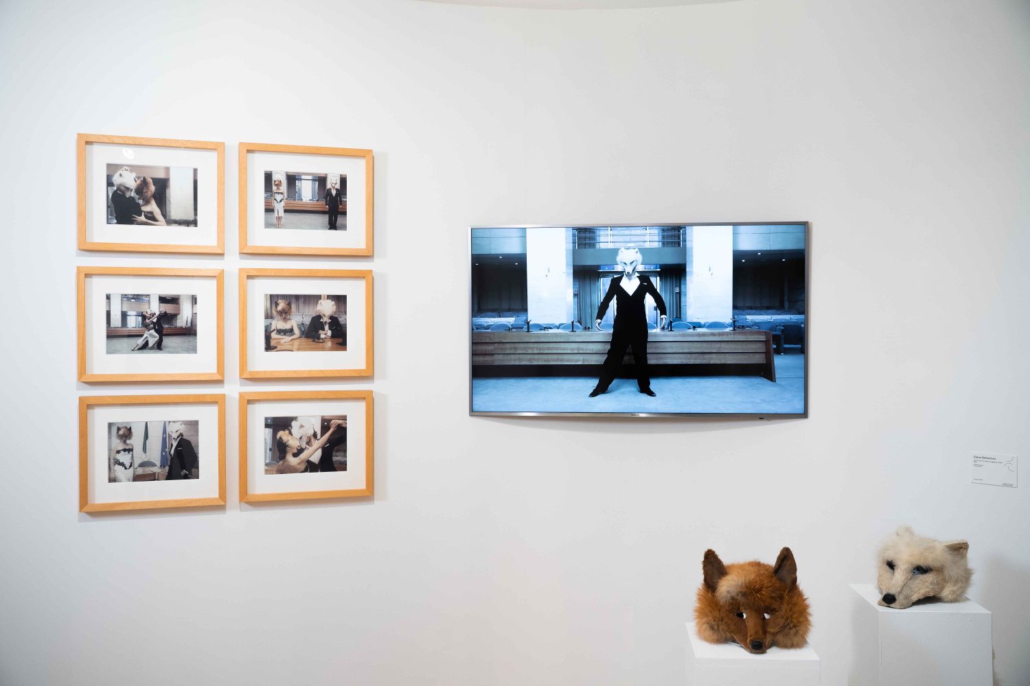 Still e materiali dalla performance di Elena Bellantoni esposta nella mostra Identità Oltre Confine a Parigi