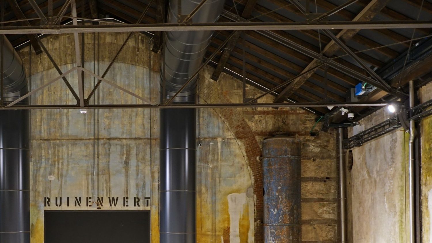 Binario alle OGR Torino illuminato per una performance musicale dal vivo