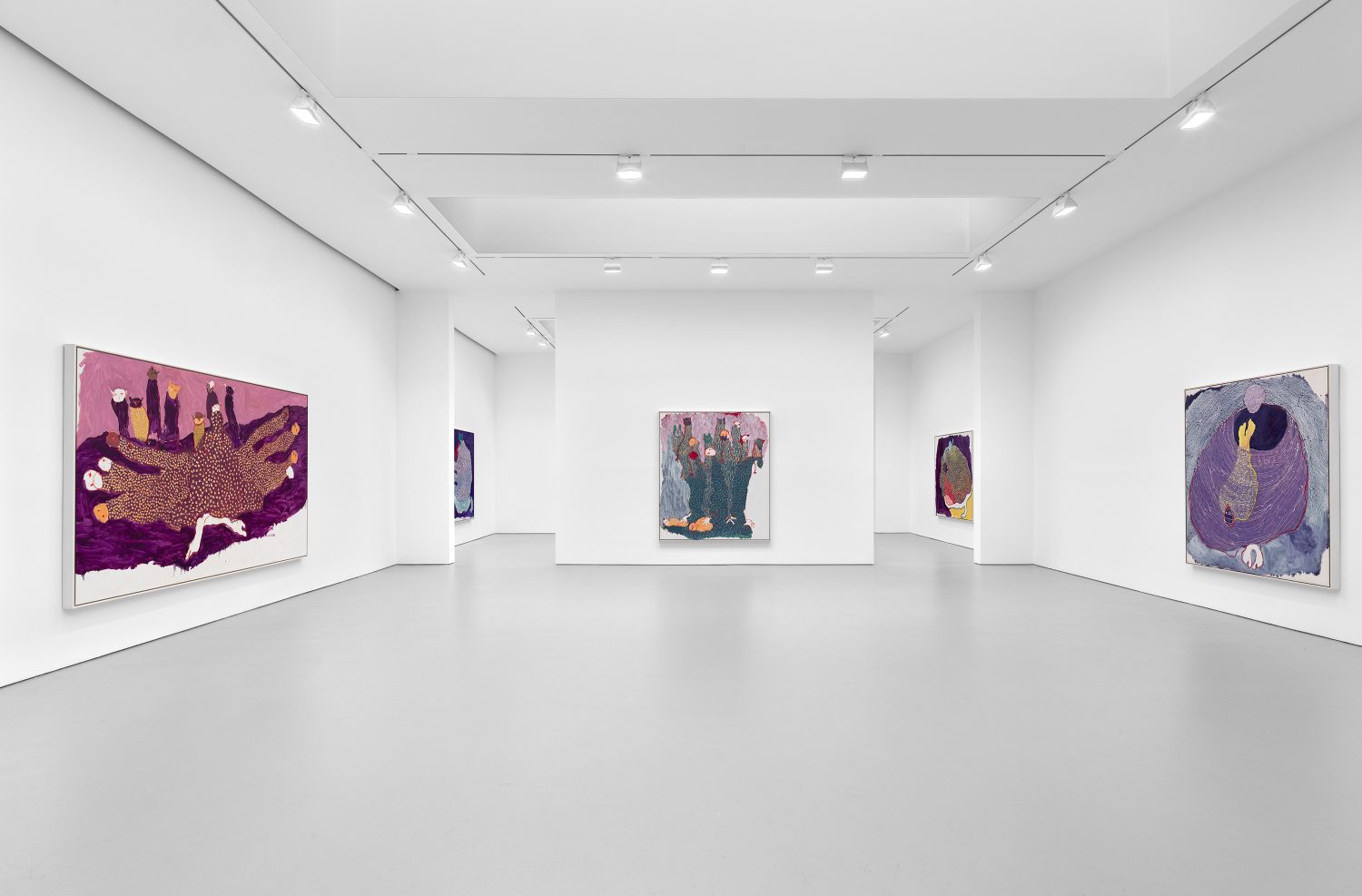 Dettaglio di installazione con dipinti di Portia Zvavahera caratterizzati da motivi ornamentali e stratificazioni cromatiche