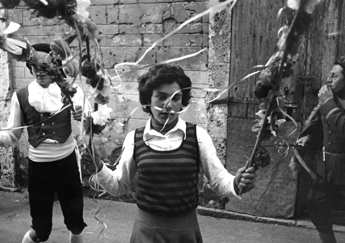 Scena di Carnevale documentata da Annabella Rossi in Campania esposta al Museo di Roma in Trastevere