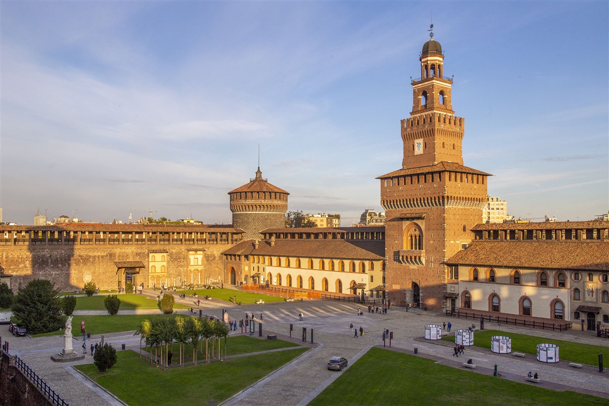 Veduta del Castello Sforzesco di Milano, sede dell'installazione dedicata a Gianfranco Frattini