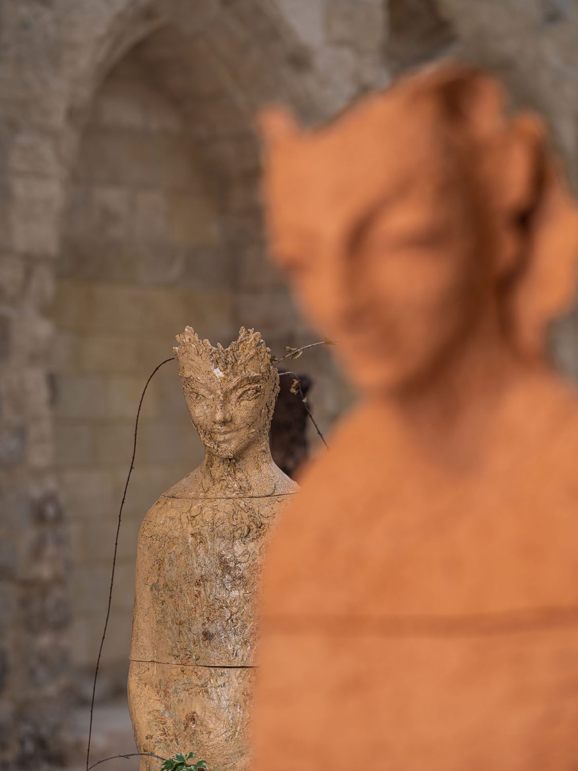 Sculture di Chiara Camoni nella mostra Erguidas yacentes a Valladolid