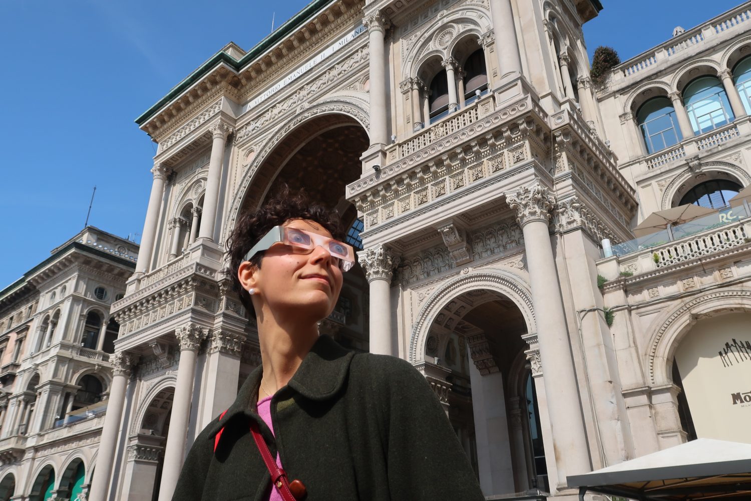 Occhialini speciali usati nel tour futurista di ScopriMI a Milano