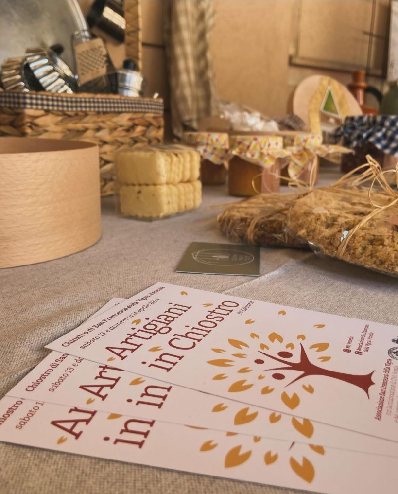 Persone riunite nel chiostro di San Francesco della Vigna a Venezia durante un evento partecipato