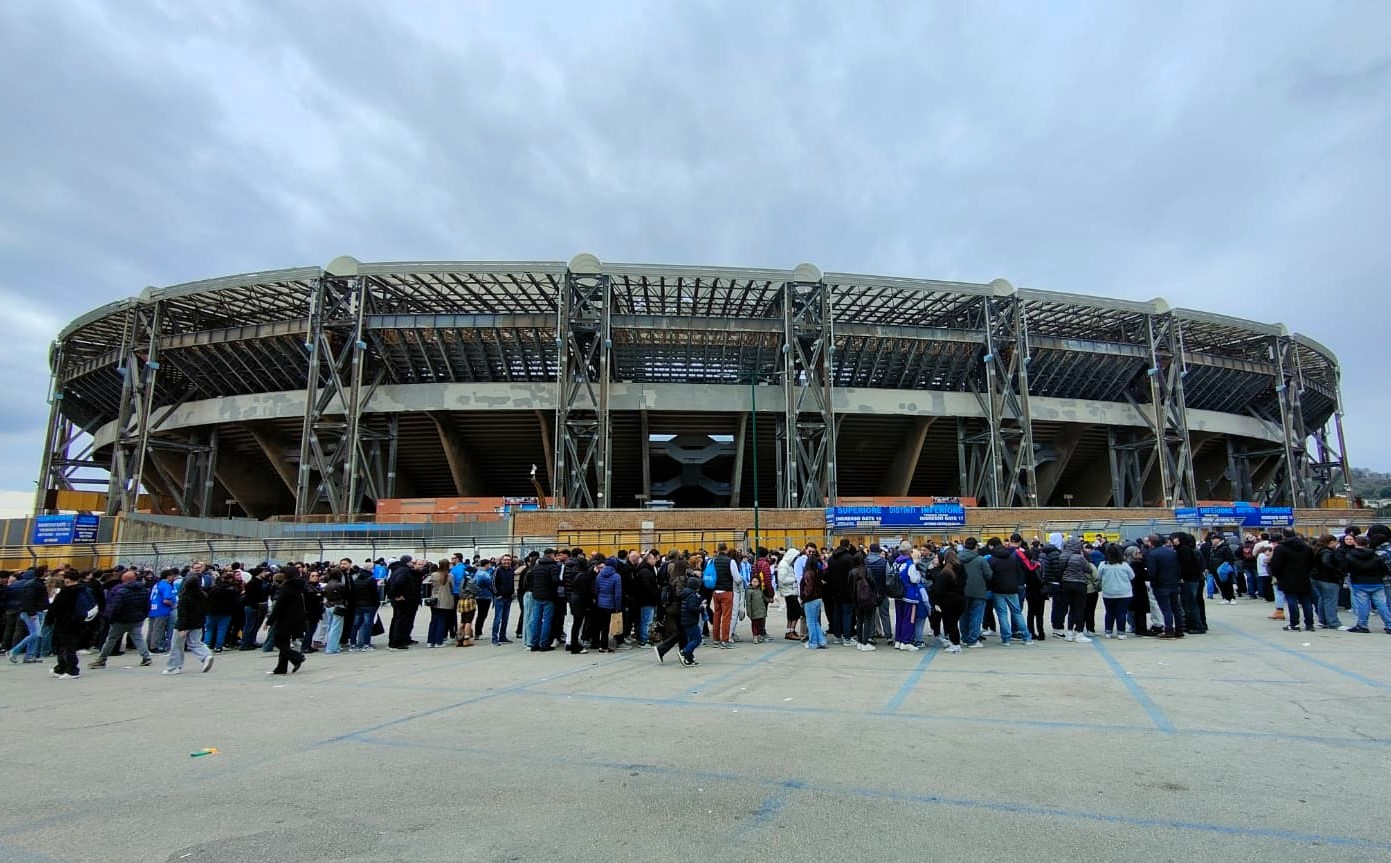 Visitatori in coda alle Giornate FAI di Primavera 2026 davanti allo Stadio Diego Armando Maradona di Napoli