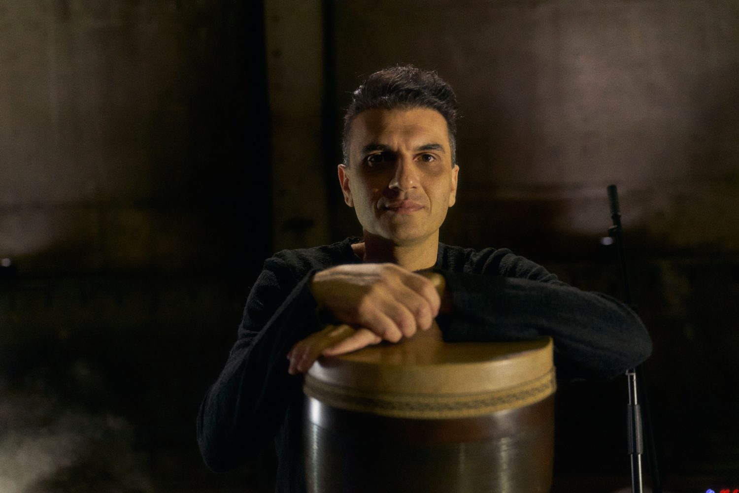 Il percussionista iraniano Mohammad Reza Mortazavi con i suoi tamburi tradizionali persiani