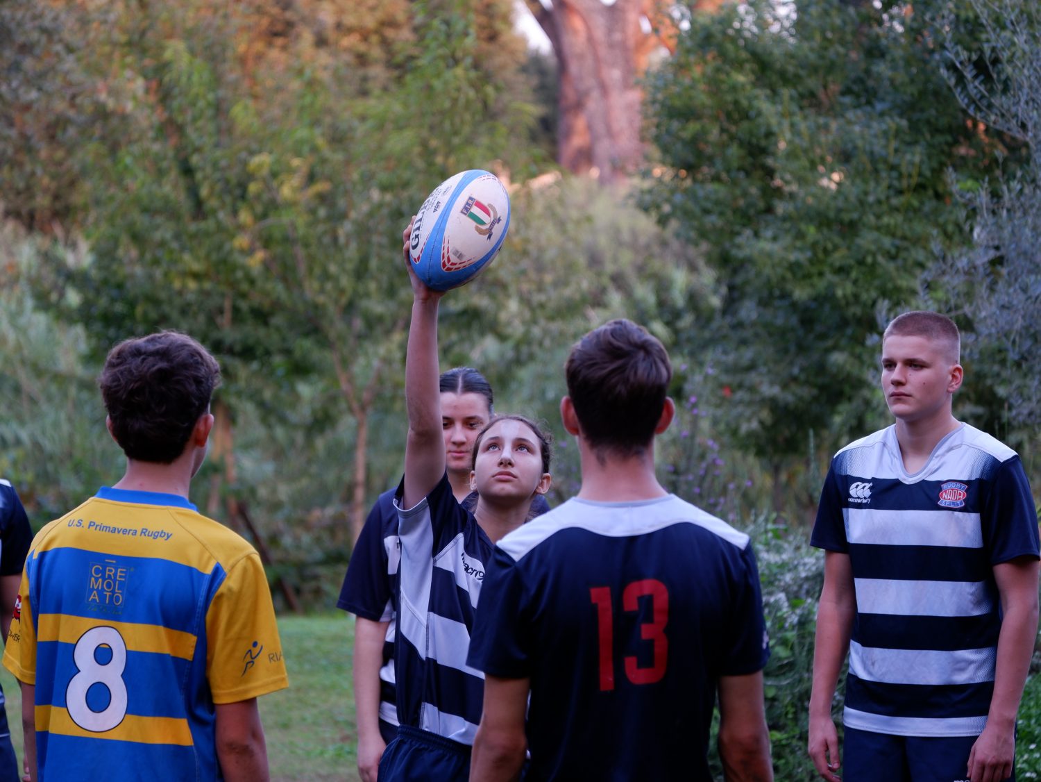 Partecipanti al progetto FRIDAS durante un laboratorio tra arte e rugby