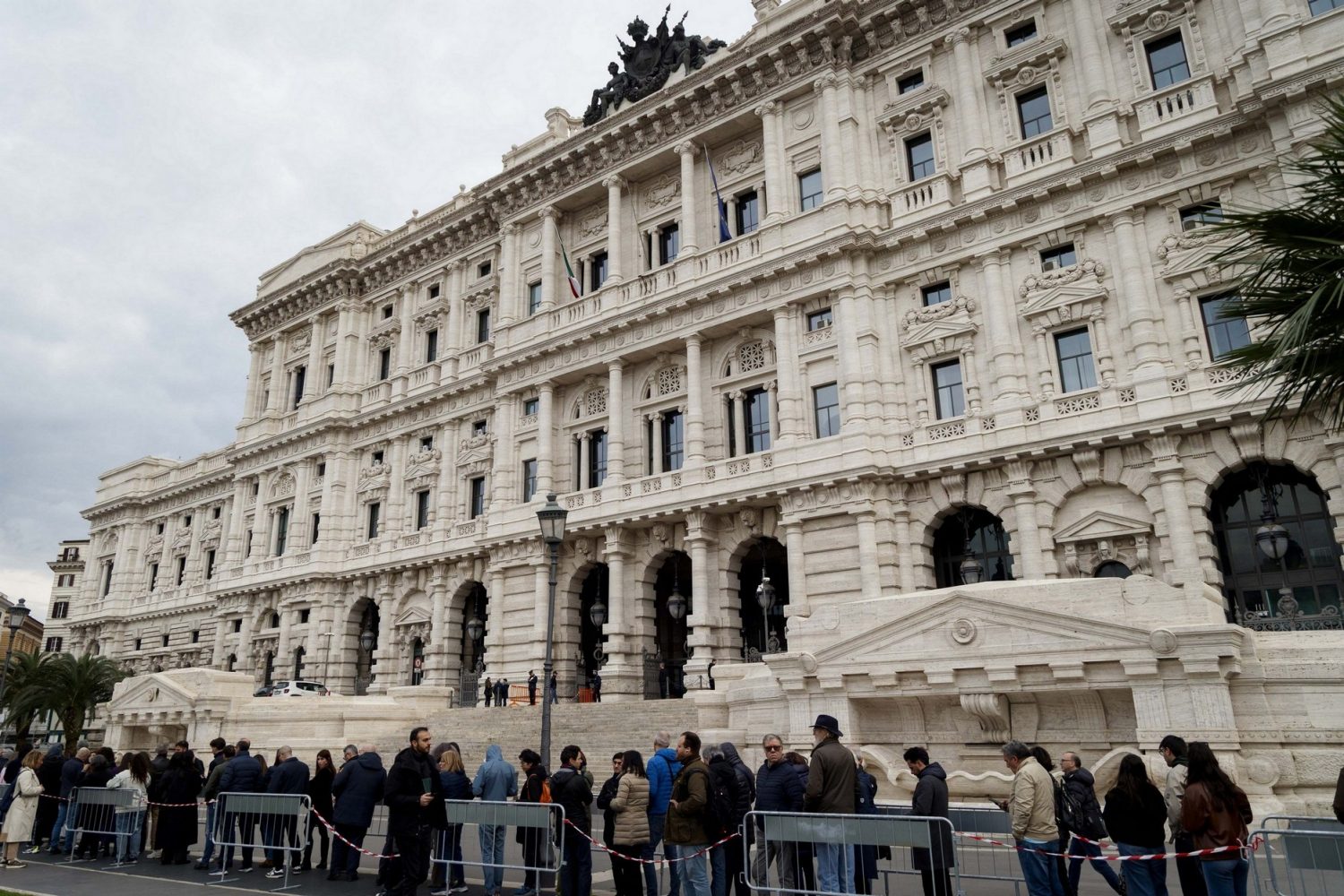 Code di visitatori al Palazzo di Giustizia della Corte Suprema di Cassazione a Roma durante le Giornate FAI di Primavera 2026