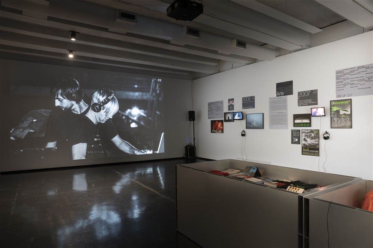 Allestimento di mostra al MACRO di Roma con installazioni e luci colorate