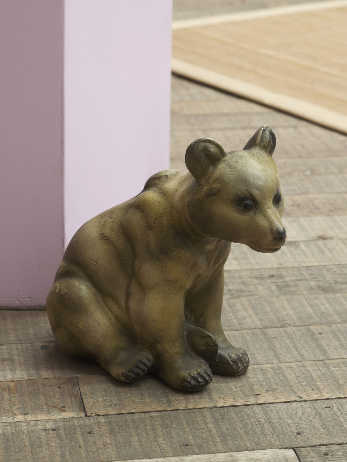 Ritratto di Marc Camille Chaimowicz in un allestimento espositivo