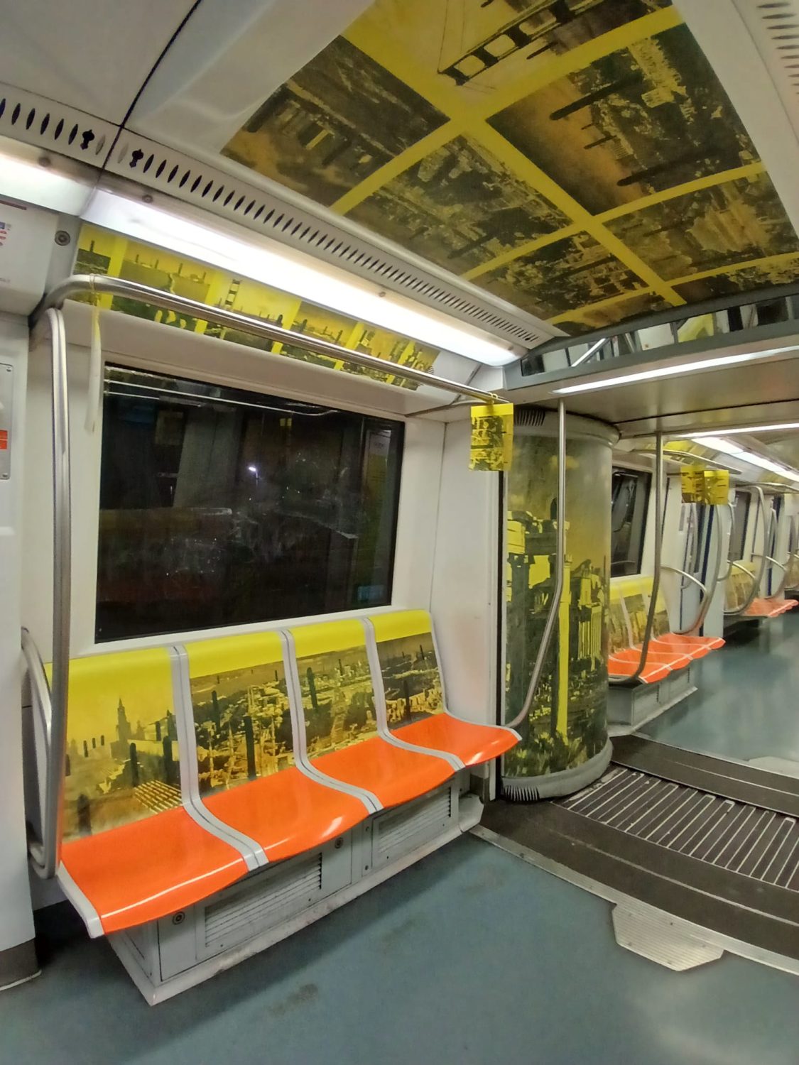 Dettaglio di Cartoline per la Pace con skyline urbano e sagome di missili in giallo