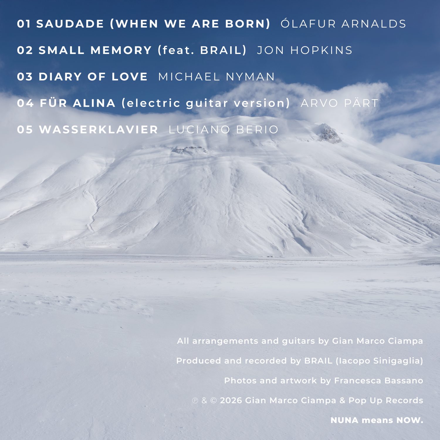 Booklet di NUNA con Gian Marco Ciampa ritratto in un paesaggio naturale