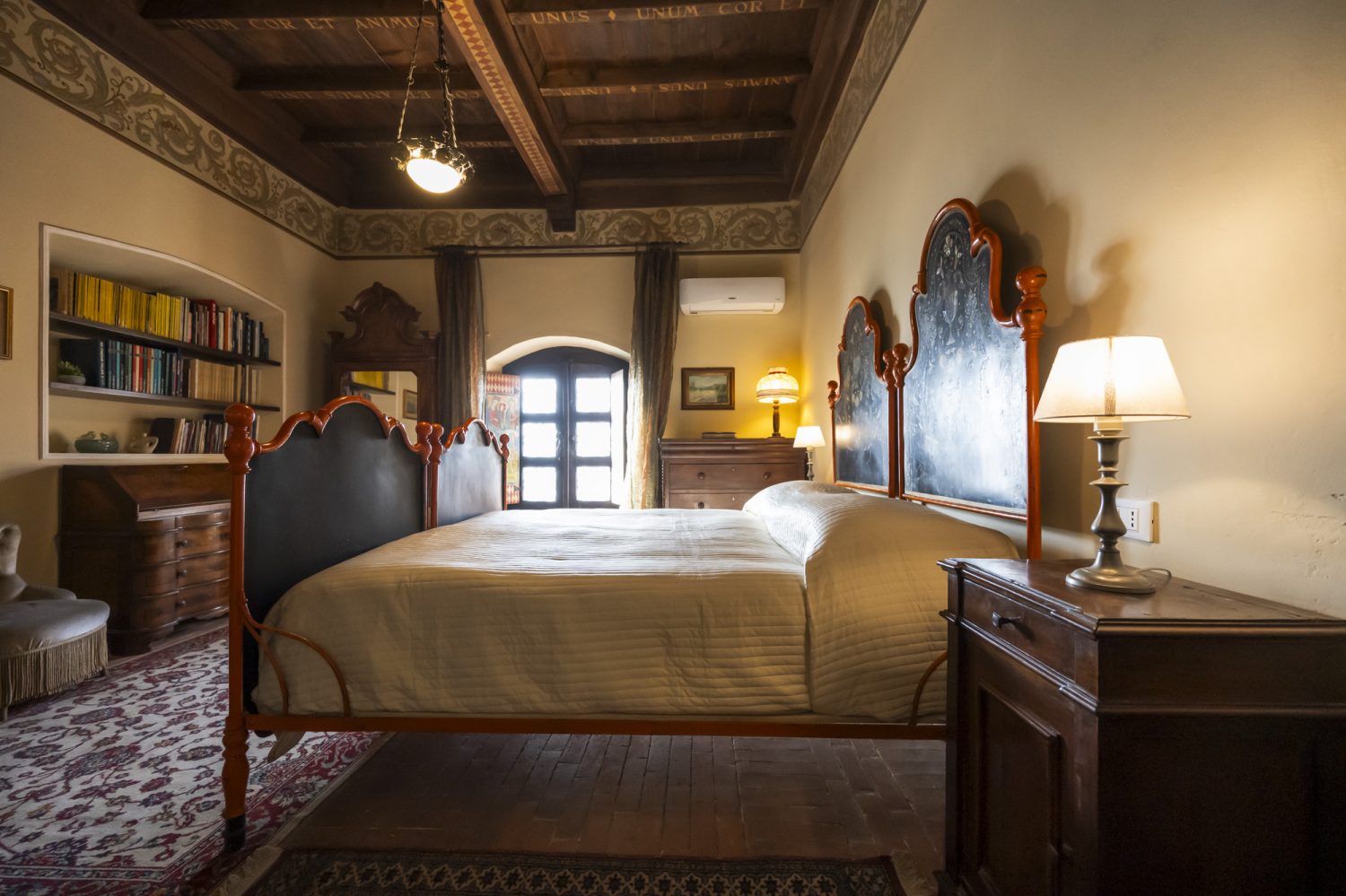 Interno di casa a Cassano Magnago dalle atmosfere dark ispirate a Frankenstein su Airbnb