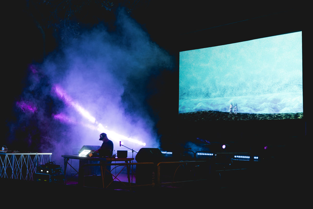 Performance live di MKDB con visual immersivi, in linea con lo spettacolo Borders al DAMS Music Festival