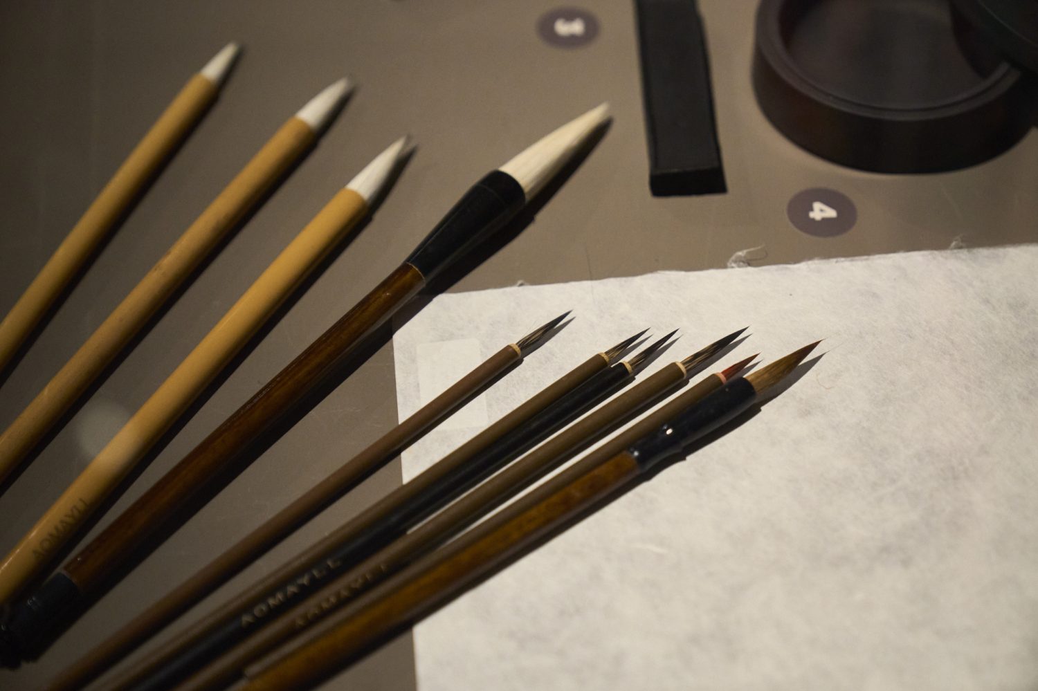 Visitatori tra le sale della mostra Hokusai a Palazzo Bonaparte con stampe e oggetti giapponesi