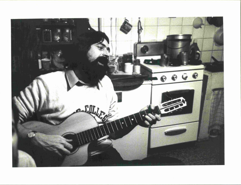 Francesco Guccini con chitarra, ritratto legato alla mostra allo Spazio Gerra di Reggio Emilia