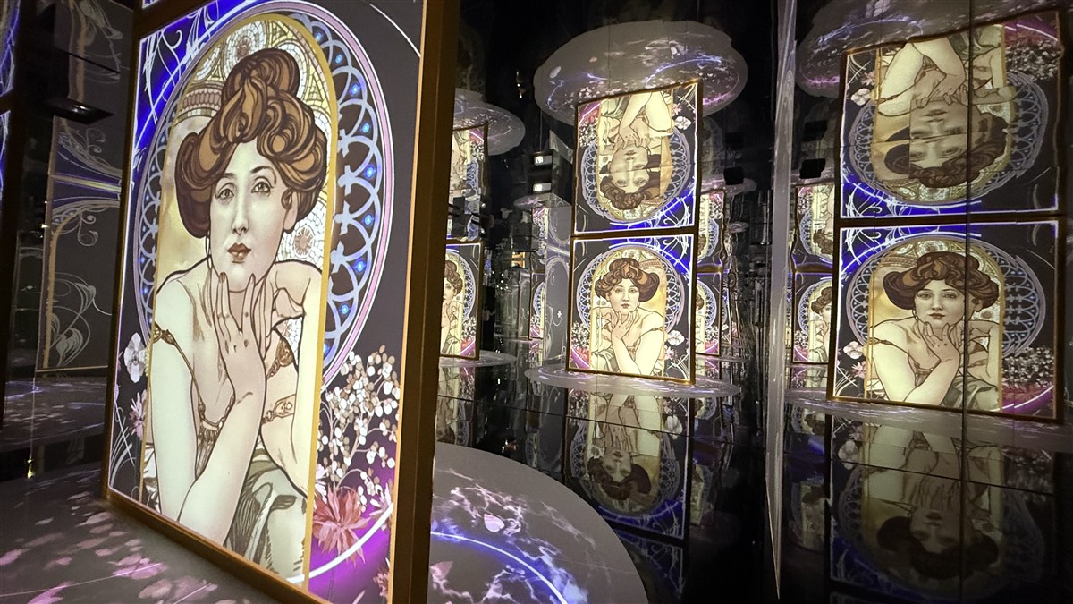 Allestimento immersivo della mostra Alphonse Mucha a Palazzo Bonaparte a Roma