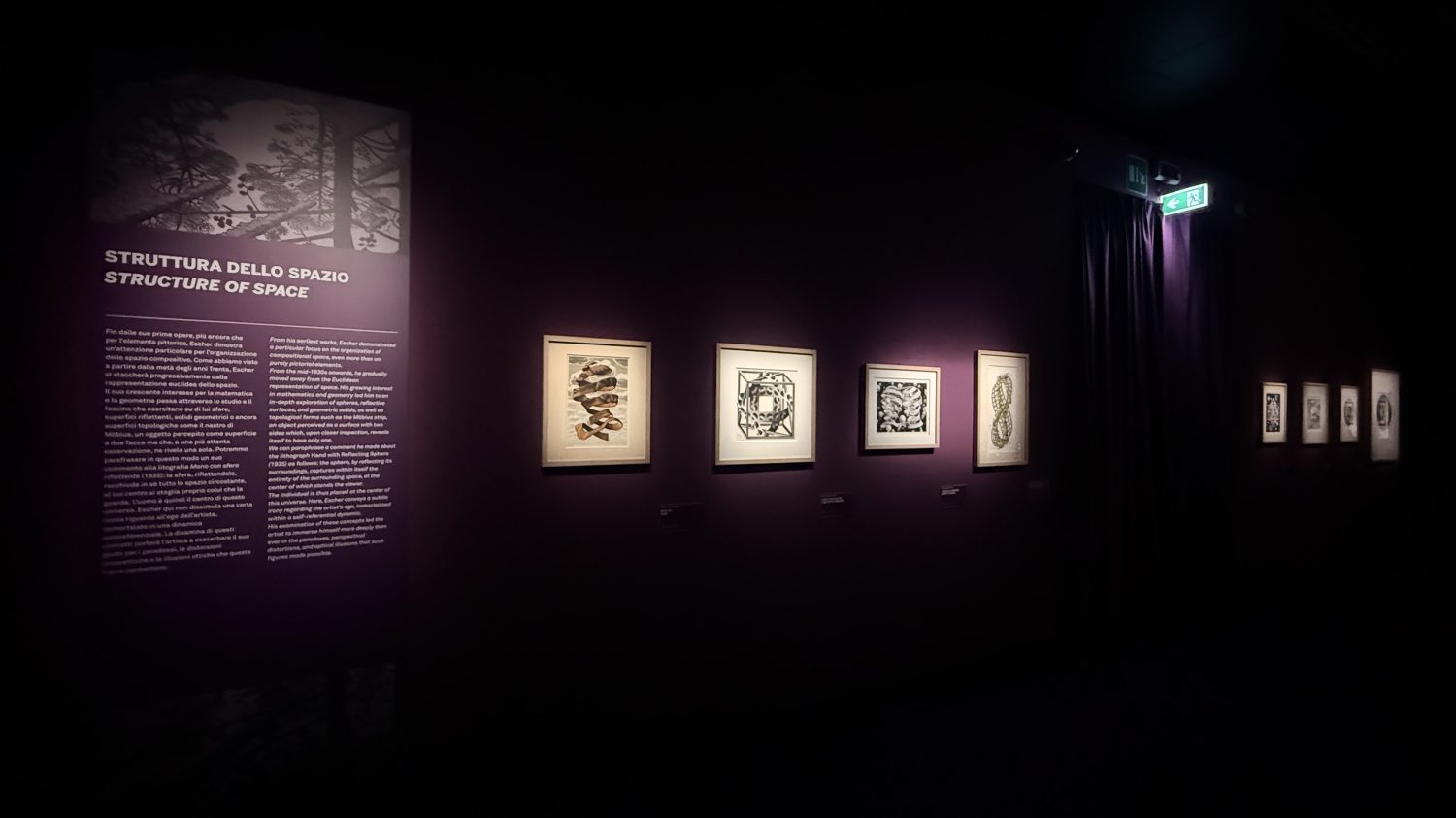 Visitatori con visore VR nella sala ipogea del Museo Eremitani per l'esperienza immersiva dedicata a M.C. Escher a Padova