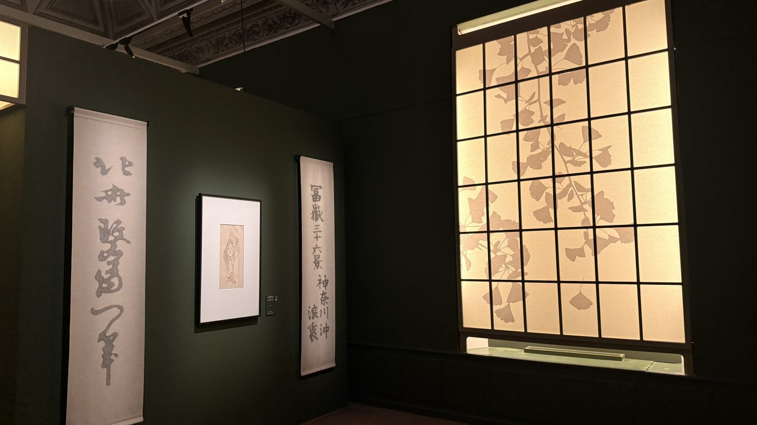 Ingresso della mostra Hokusai a Palazzo Bonaparte a Roma con visitatori nelle sale espositive