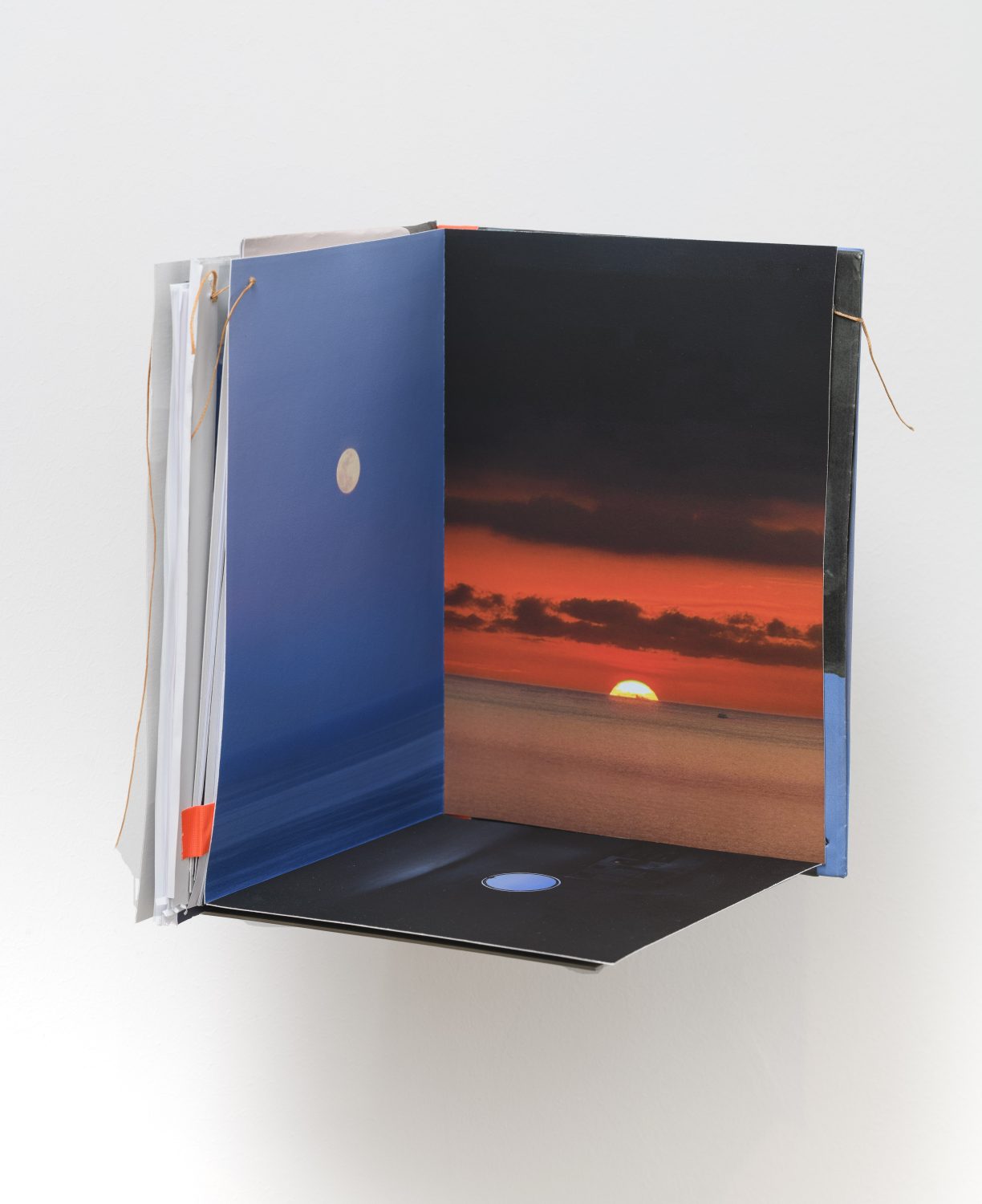 Dettaglio di installazione con luce e feritoie nella mostra Il cielo dentro