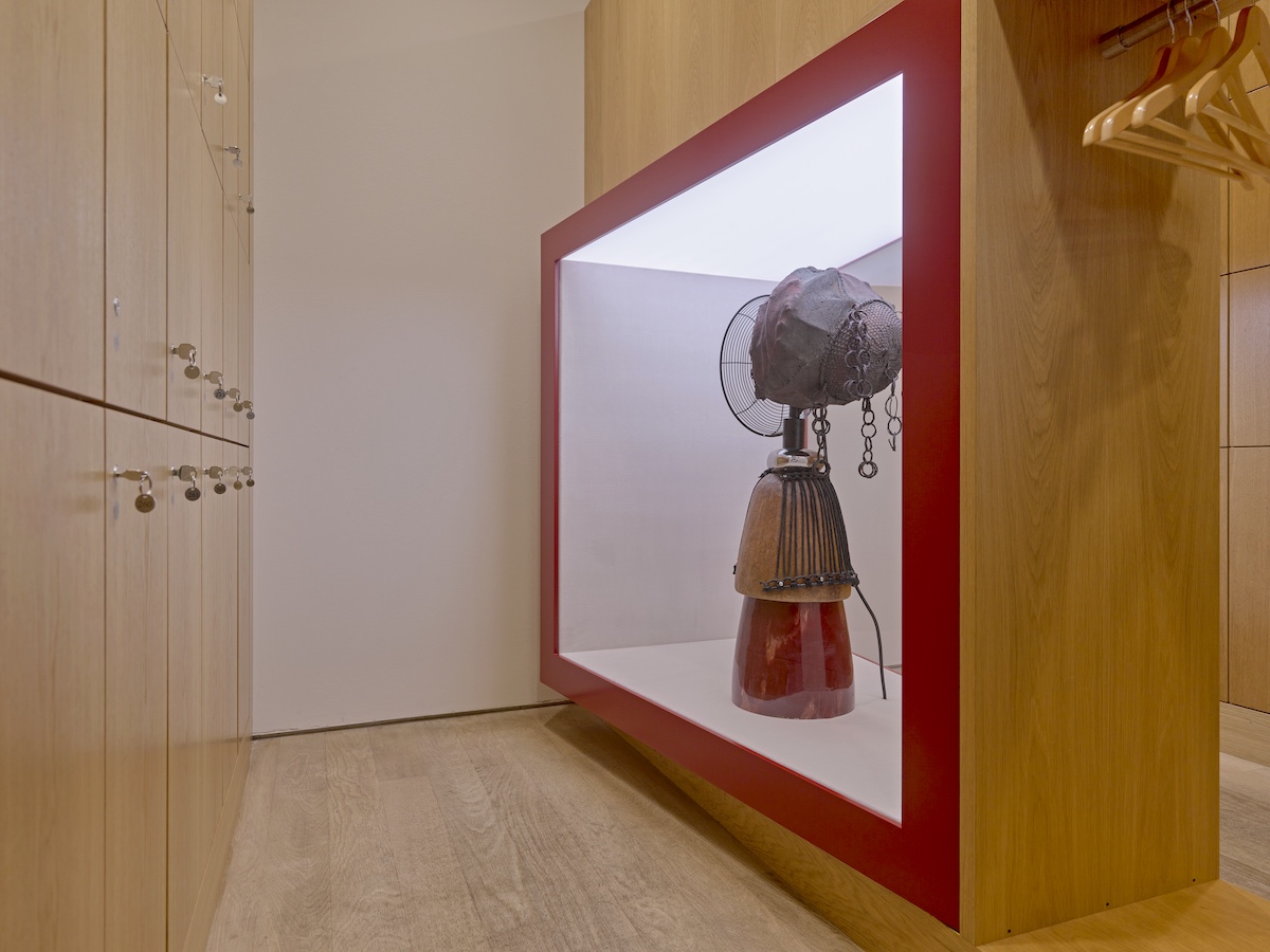 Installazione di Dozie Kanu in uno spazio espositivo contemporaneo